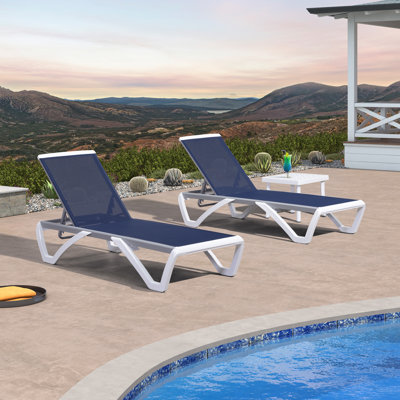 L'ensemble de 3 chaises longues pour patio comprend 2 chaises sans accoudoirs + 1 table d'appoint à l'extérieur en aluminium et plastique, bleu marine