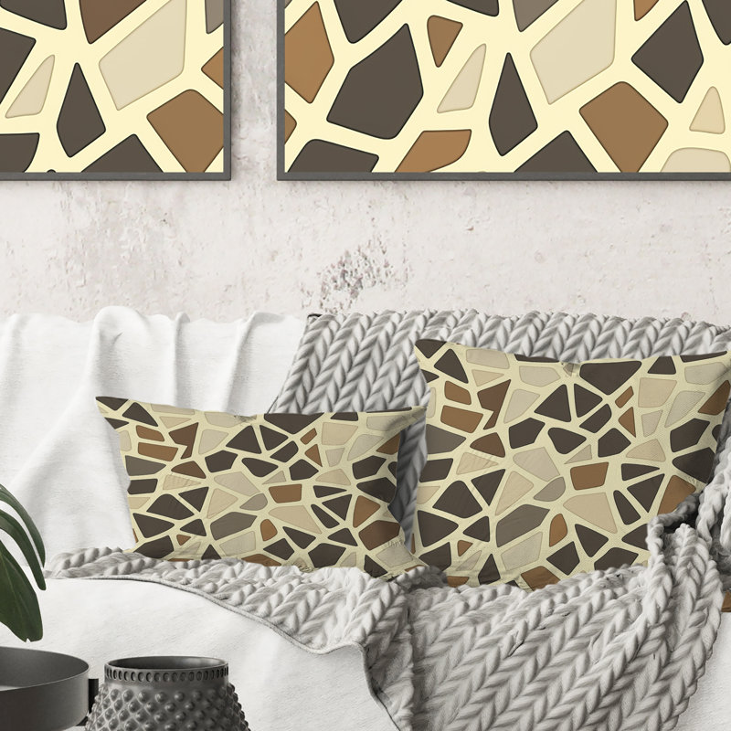 Coussin décoratif brun à motif de triangles beiges III, H 18 po x l 18 po