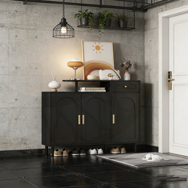 Élégante armoire à chaussures avec portes arquées, tablettes réglables et rangement spacieux pour le vestibule ou l'organisation du salon.
