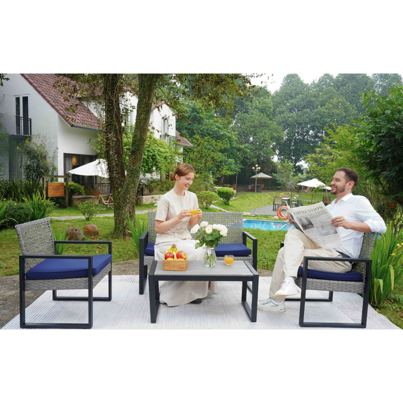Mobilier de patio 4 pièces pour l'extérieur: gris, coussins bleus, table en bois, design américain, sièges avec coussins et canapé modulaire 4, balcon