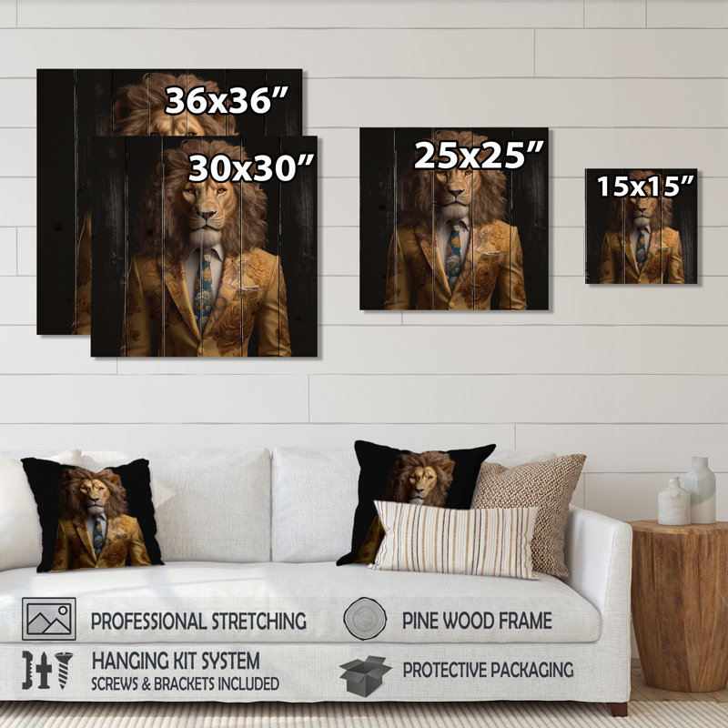 Cristien, lion jaune en costume sur bois, H 15 po x l 15 po x P 0,78 po