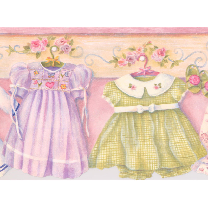 Angarano robes de bébé sur cintres sur une bordure murale rétro, Jaune / Rose