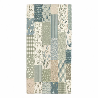 Serviette de plage botanique en patchwork de 1 pièce, présentant un collage serein d'imprimés floraux et de feuilles dans des tons bleus, verts et beiges. Cette microfibre absorbante est parfaite pour les journées, la détente au bord de la piscine et les aventures en plein air.