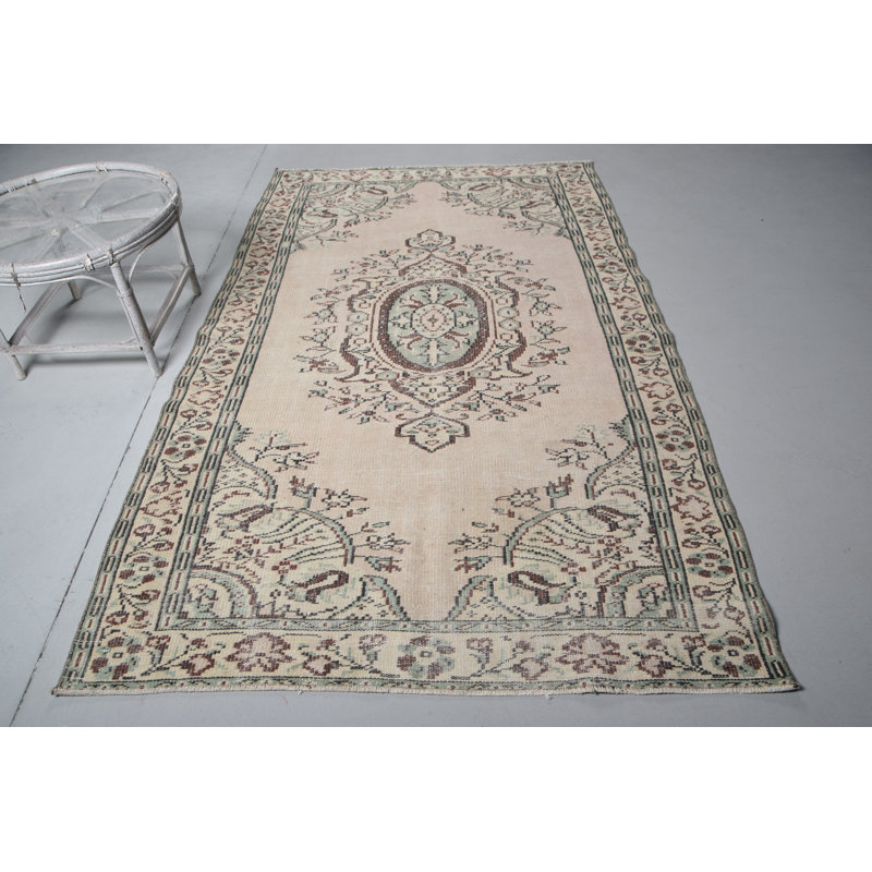 Tapis turc rétro à motif médaillon floral complexe dans des tons beiges doux pour un décor élégant