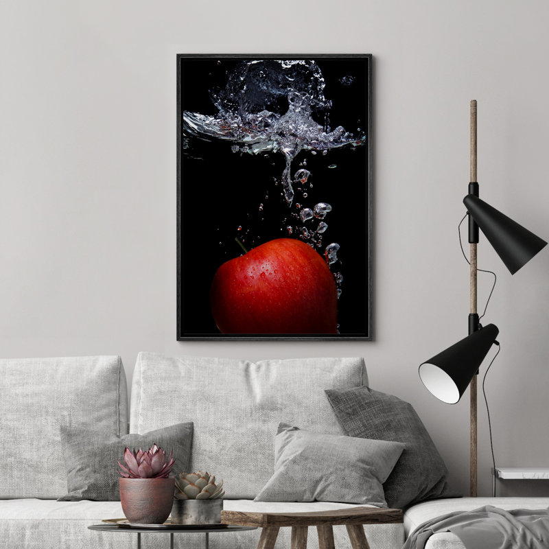 Pomme rouge vif dans l'eau sur toile, H 36 po x l 24 po x P 1,5 po, Cadre flottant noir