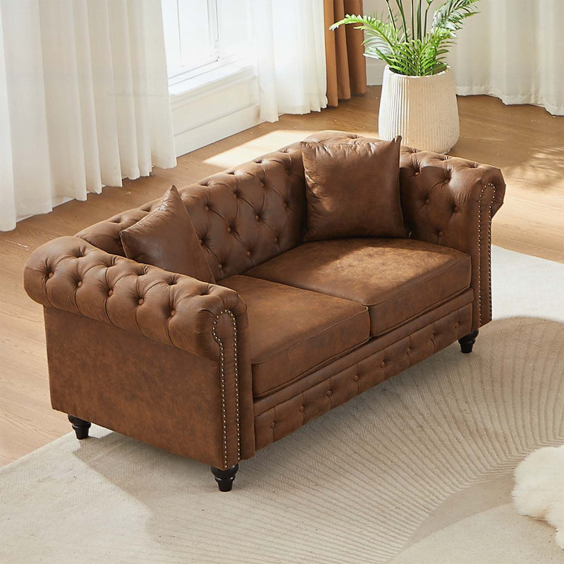 Canapé Chesterfield de 63,5 pouces de style contemporain, tissu technique avec boutons, accoudoirs cloutés et 2 coussins, revêtu d'un élégant matériau texturé