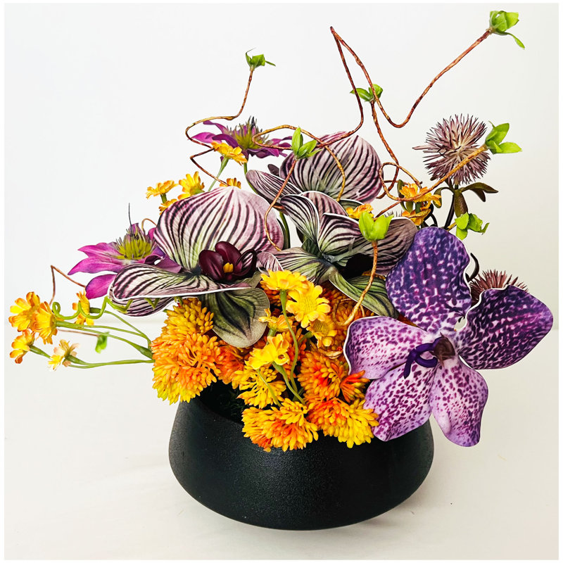 Arrangement de fleurs d'orchidées artificielles dans un vase en céramique
