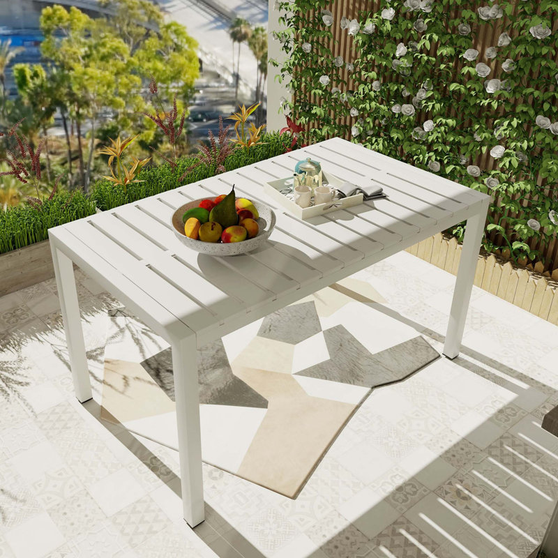Table de bout blanche moderne de 55 po - table de salle à manger polyvalente intérieure / extérieure, table de patio, table de jardin - plateau de table léger en PP avec pieds en métal pour la cuisine, la cour et les rassemblements de terrasse