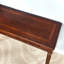 Console traditionnelle en bois, table d'entrée de 120 cm de long avec 3 tiroirs de rangement, plateau en placage à chevrons et pieds cannelés, table d'appoint en noyer pour couloir ou salon