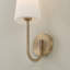 Applique murale à bras 1 lumière l 5,75 po x H 17,25 po en laiton vieilli avec verre blanc doux effilé-107148967