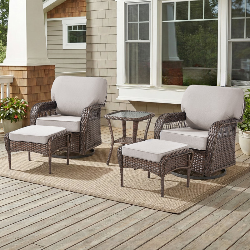 Ensemble de chaises pivotantes en osier d'extérieur à dossier en T avec repose-pieds et table d'appoint, Beige