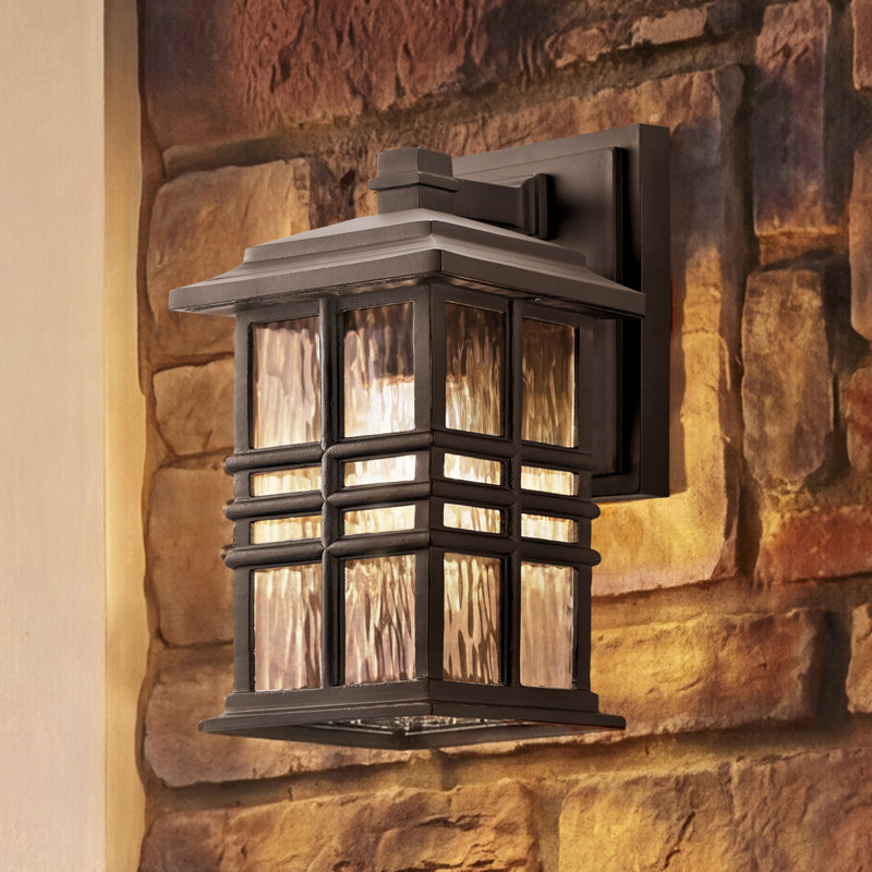 Lanterne murale d'extérieur martelée Beacon, Bronze vieilli, H 12 po x l 6,5 po x P 7,5 po