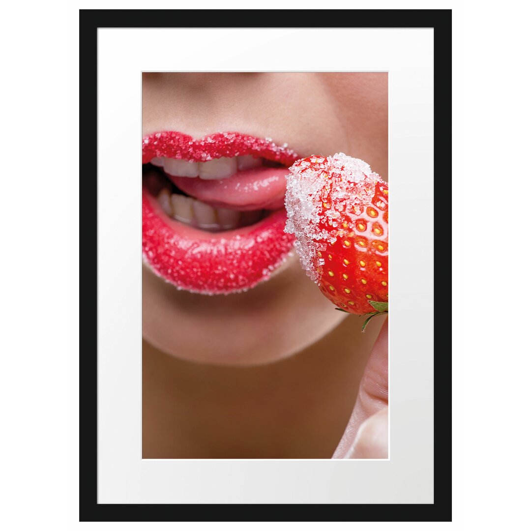 Gerahmtes Poster Erdbeere vor Lippen