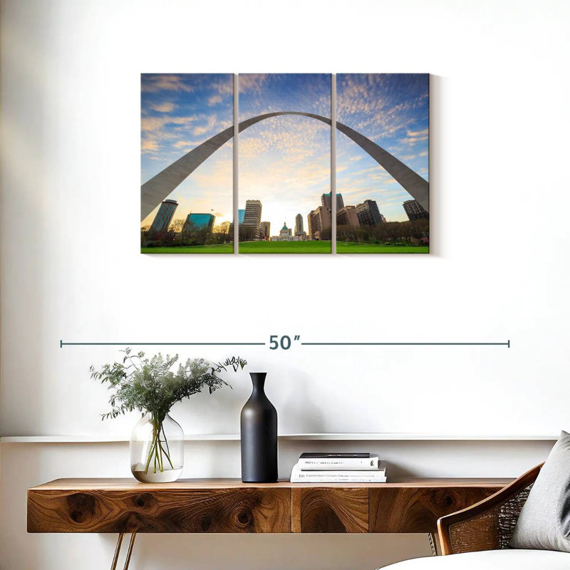 Rorry Under St. Louis Arch, 20" H x 33" W