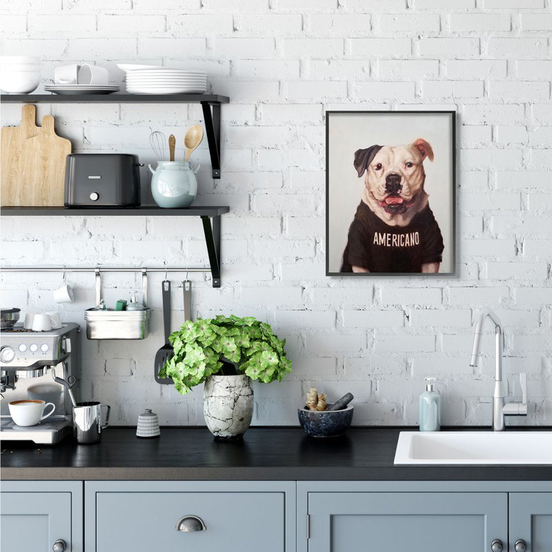 «American Bulldog in Americano» par Lucia Heffernan, H 20 po x l 16 po x 1,5 po, Giclée encadrée noir minuit
