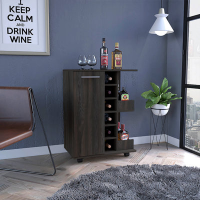 Bar-café-chariot, avec 4 roues, 1 rangement divisé avec 1 tablette, 1 porte pliante, une division verticale centrale pour 6 bouteilles et 2 tablettes latérales avec façade en aluminium