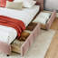 Très grand lit tapissier rose avec tête de lit et tiroir pour une chambre confortable avec des tiroirs en chenille
