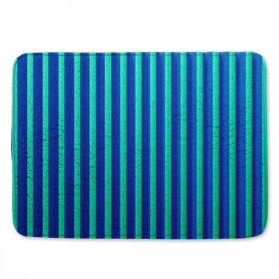 Tapis de bain bleu à rayures verticales