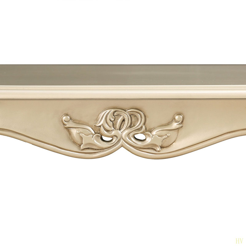 Table basse de style traditionnel avec pieds courbés et structure sculptée en bois massif