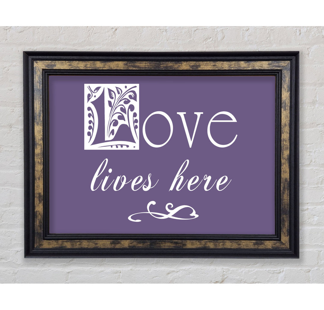 Love Lives Here Lilac - Einzelner Bilderrahmen Typografie