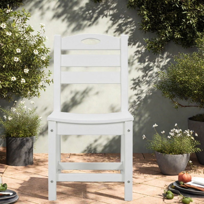 Chaises de patio compactes en PEHD blanc, polyvalentes et modernes à l'extérieur
