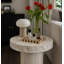 Table de bout ronde 23,82 po en fibre de verre beige, table d'appoint moderne texturée d'inspiration Mars