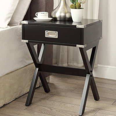 Table d'appoint carrée, noire, coins métalliques, à monter soi-même, plateau en bois, piètement en X et traverse, tiroir de 38 x 23 cm (hauteur), profondeur de 46 cm, hauteur de 61 cm, poids de 8,6 kg, largeur de 41 cm.