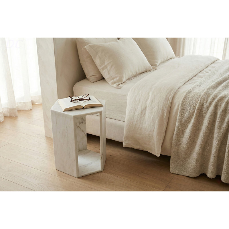 Table d'appoint hexagonale en marbre blanc naturel naturel - Piédestal en pierre au fini mat aiguisé - Table à boissons minimaliste moderne pour le salon et la chambre à coucher (16 cm x 40 cm / 6,3 po x 15,7 po), table