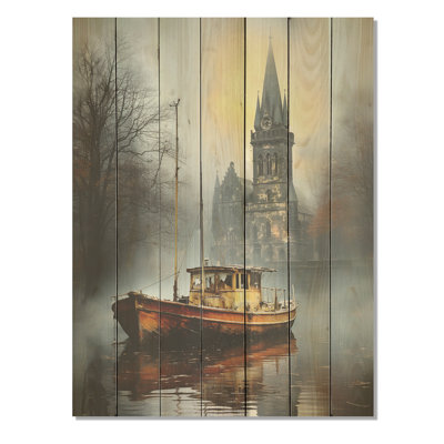 Église grise et coucher de soleil sur un bateau - coucher de soleil côtier sur bois