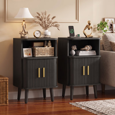 Ensemble de 2 tables de chevet avec station de charge, table de chevet cannelée de style Mid-Century avec porte coulissante, table de chevet en bois avec rangement pour chambre à coucher, salon, noir