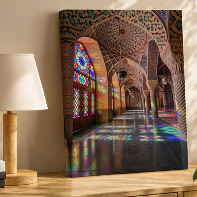 Toile, intérieur serein d'une mosquée ornée avec art mural arches complexes et fenêtres en verre magnifiquement conçues