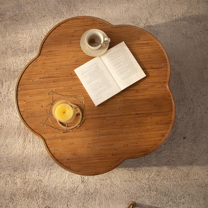 Table basse en rotin en forme de fleur avec rangement amovible, style boho-chic, parfaite pour les salons confortables et les espaces compacts