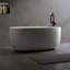 Baignoire indépendante en résine de 47 po à surface solide en pierre, une baignoire indépendante de conception moderne avec drain escamotable et tuyaux de trop-plein, convenant aux petites maisons