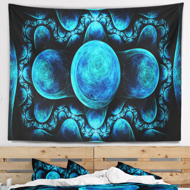 Motif abstrait bleu exotique sur une tapisserie noire, H 32 po x l 39 po