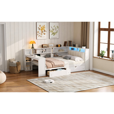 Lit plateforme double en bois avec 8 tablettes de rangement, tiroirs, charge, bureau à DEL et tête de lit tapissier confortable, structure en bois à bordure beige, ambiance à DEL, ports de charge, élégant