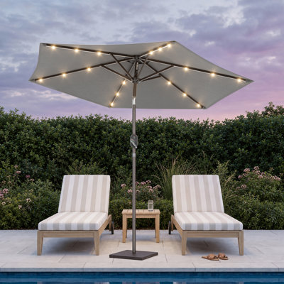 Parasol rond de 7,5 pi à DEL avec protection UV, inclinaison facile et caractéristiques de résistance au vent