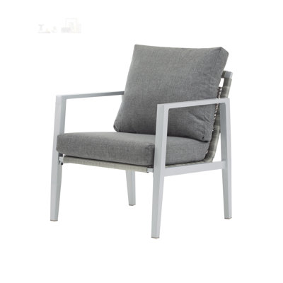 Méridienne en aluminium avec détails en corde épurée et coussins confortables pour les espaces intérieurs et extérieurs modernes