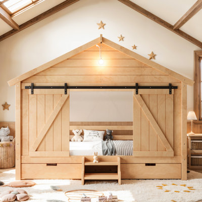 Lit simple de style maison de campagne simple avec porte de grange coulissante, ampoule, escalier et tiroirs de rangement, structure de lit pour enfants en bois, naturel clair
