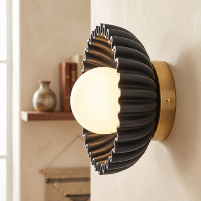 Applique murale moderne 1 lumière avec cadre en résine Soren et globe en verre opale Soren