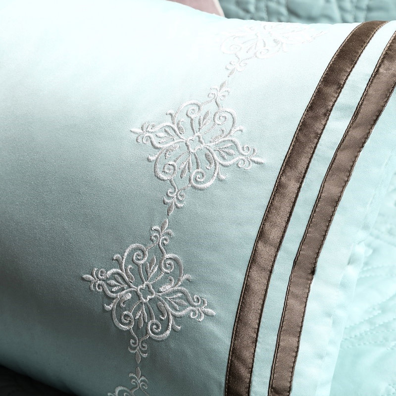 Édredon bleu très grand avec charmeuse et trois coussins décoratifs en bleu, fait de taies décoratives