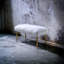 Banc Bagley II en fausse fourrure blanche et finition dorée