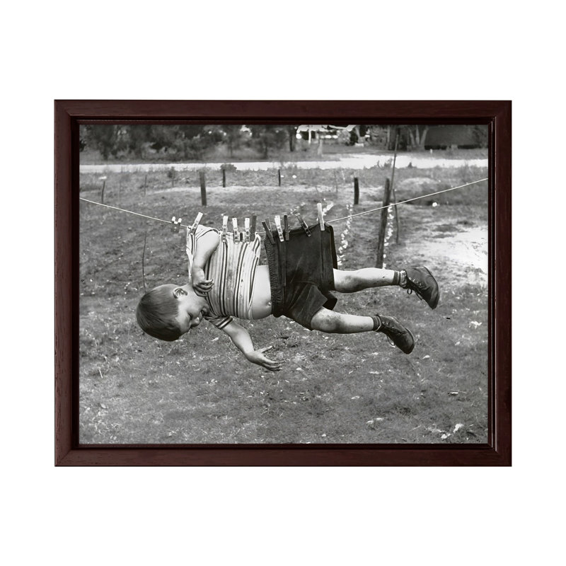 Kid sur corde à linge, Poster, Brown Framed, 11"H x 14"W