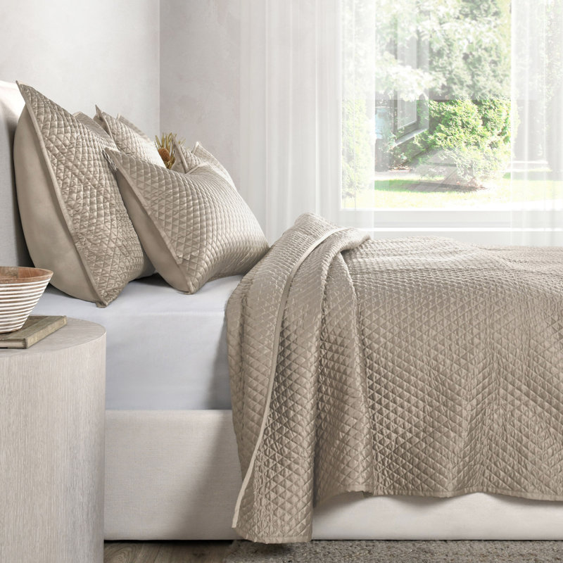 Diamond 3-Piece Sateen Fabric Quilt Set