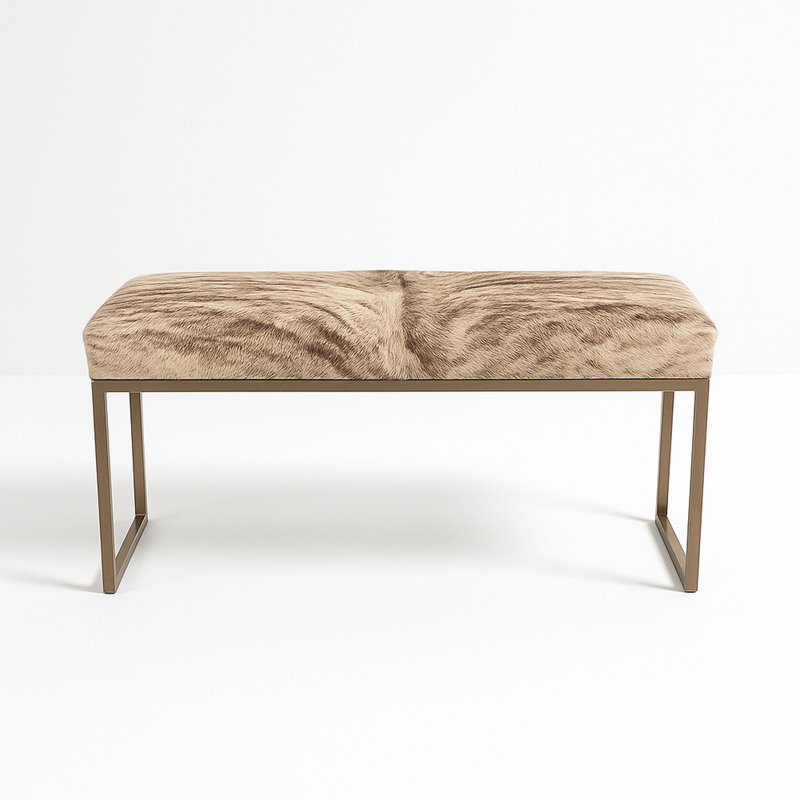 Tabouret rembourré en peau de vache, H 19 po x l 36 po x P 16 po