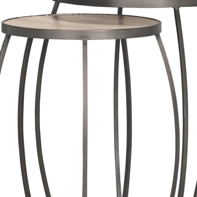 Ensemble de deux tables gigognes en bois naturel et argent Gracie Mills, 26" H x 19" W x 19" D