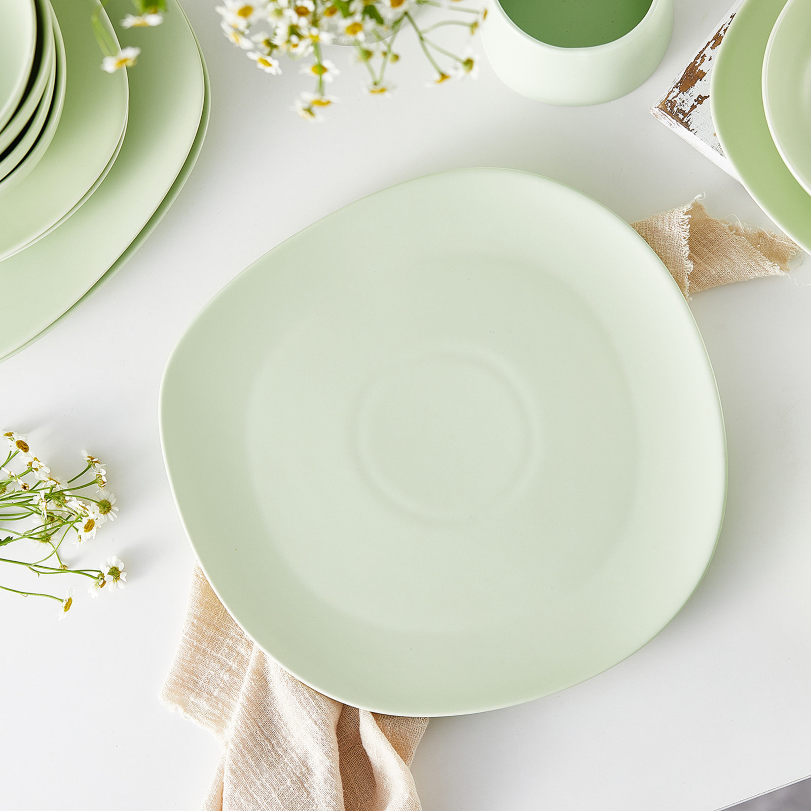 Delilah 11" Porcelain Dinner Plate, Lime Green