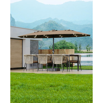 Parasol de patio 15 pi avec 36 lumières solaires, manivelle et inclinaison, base lourde, abat-jour double 15 x 9 pi pour 4 à 8 personnes