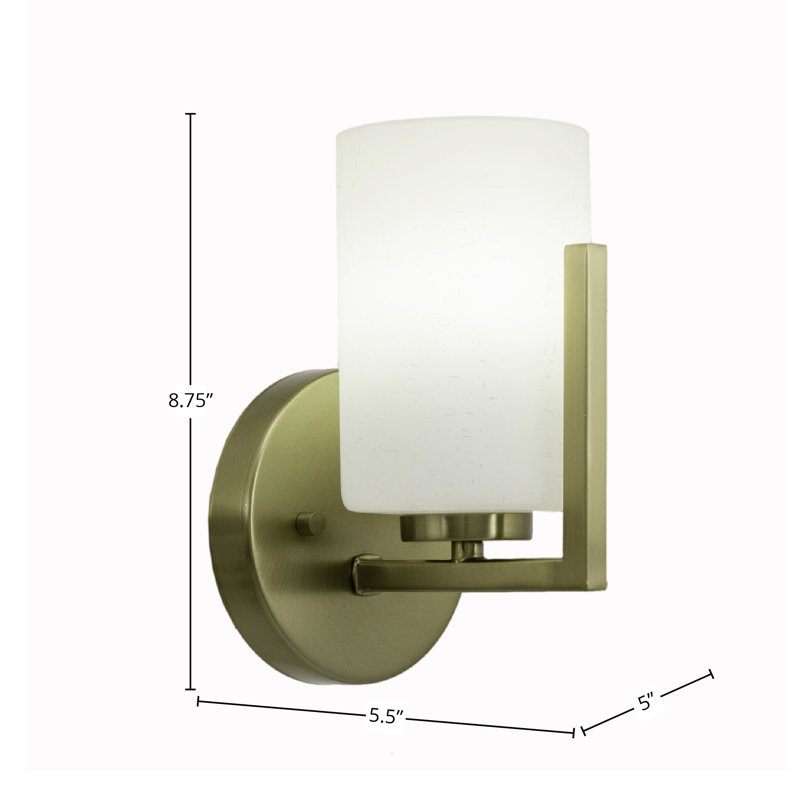 Applique murale Georgij montrée avec finition laiton New Age et verre mousseline blanc 4 po