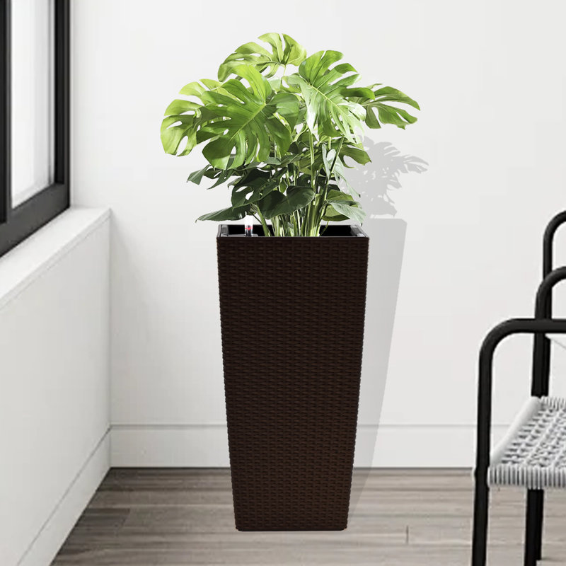 Jardinière brune de 22,6 pouces avec arrosage automatique et jardinage moderne