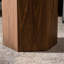 Table d'appoint hexagonale en bois de noyer veiné, entièrement assemblée pour petits appartements, 39 x 35,5 x 48 cm, table basse moderne avec grain, prête à l'emploi dans les espaces de vie.
